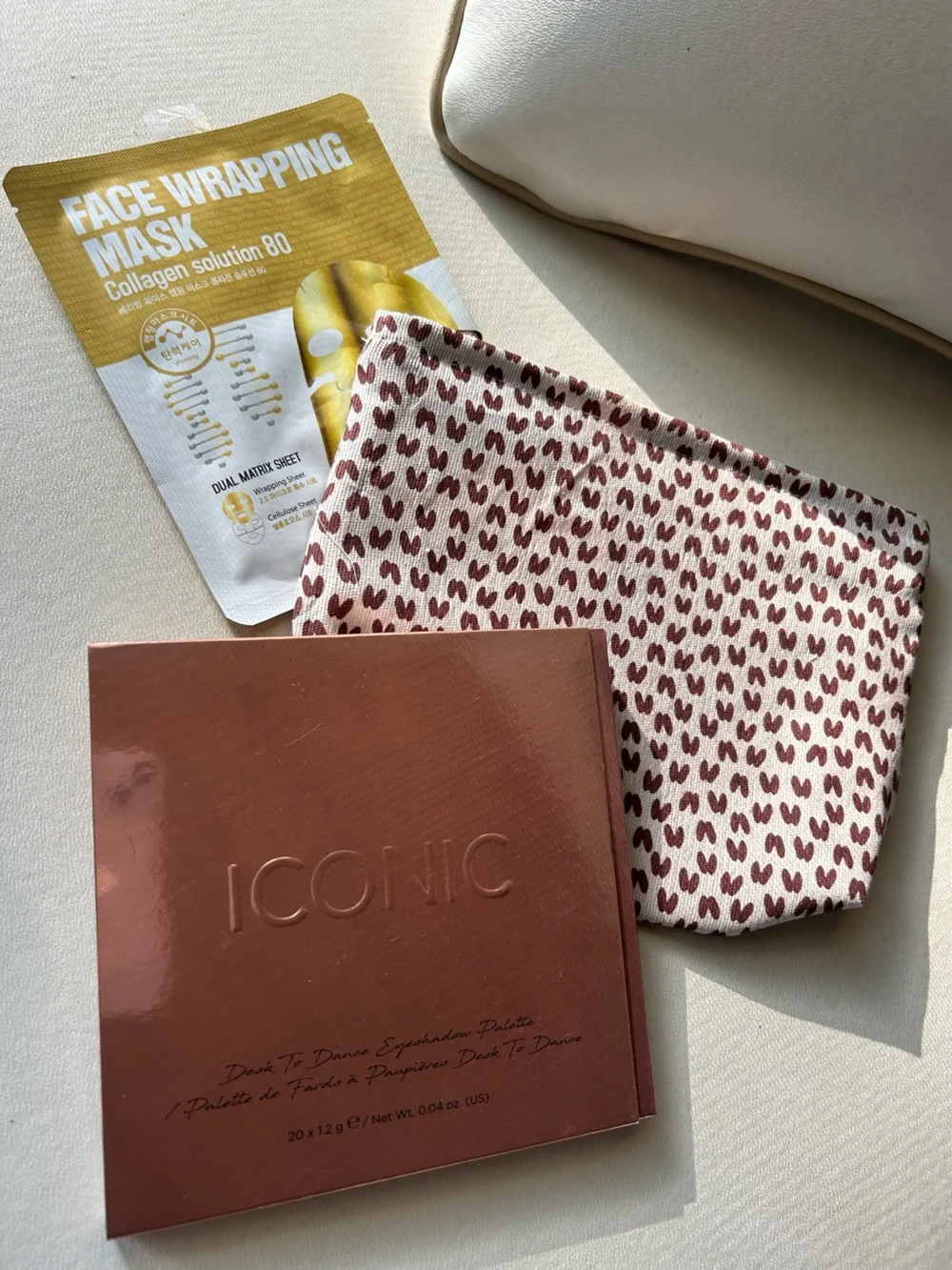 ICONIC London Eyeshadow, Cosmetic Bag with Heart Print - Cream & Brown & Mask